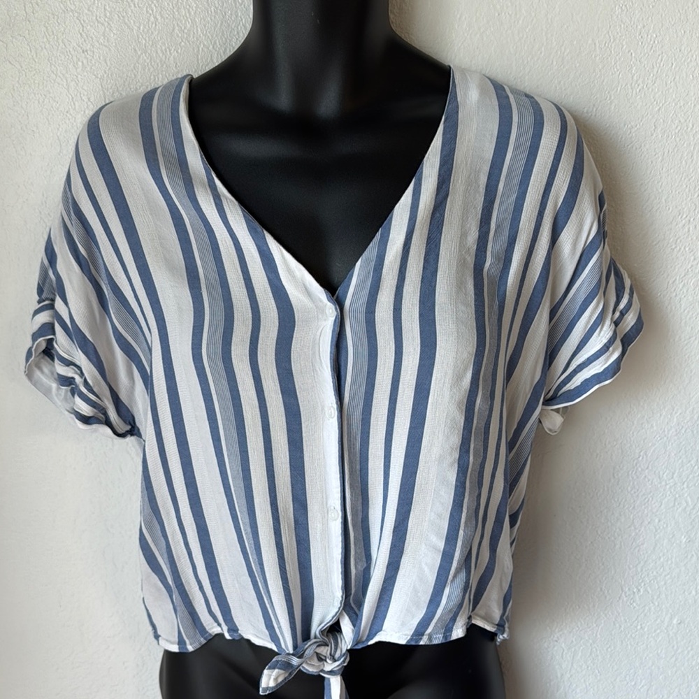 Vixbe‎ Tie Front Top